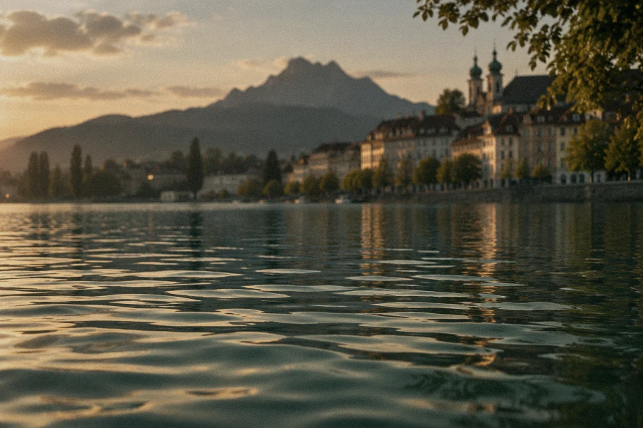 Seeufer und Altstadt in der Abenddämmerung